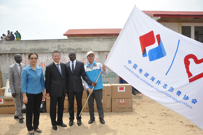 夏煌大使向剛果（布）志愿者服務總隊隊長鮮仕君授旗.jpg