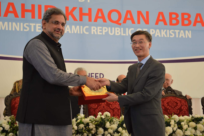 中國(guó)駐巴基斯坦使館姚敬大使代表中國(guó)電建向巴基斯坦總理獻(xiàn)禮.jpg