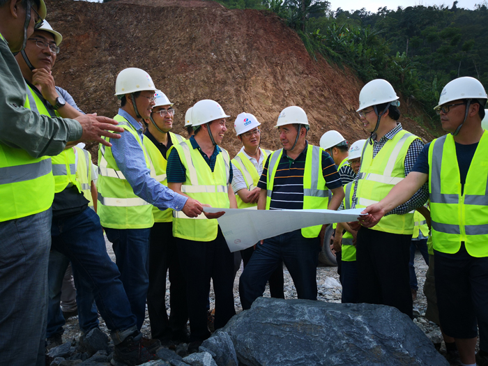 專家組踏勘堆石料料場.jpg