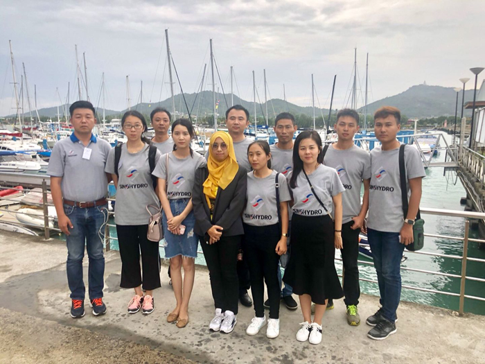 7月10日下午中國電建救援小組在碼頭的合影（民聯廳拍攝） - 副本.jpg