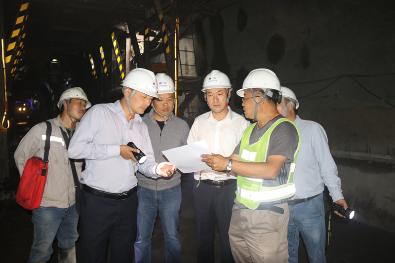 指揮長(zhǎng)李斌、分局領(lǐng)導(dǎo)在隧道內(nèi)進(jìn)行技術(shù)攻關(guān).JPG