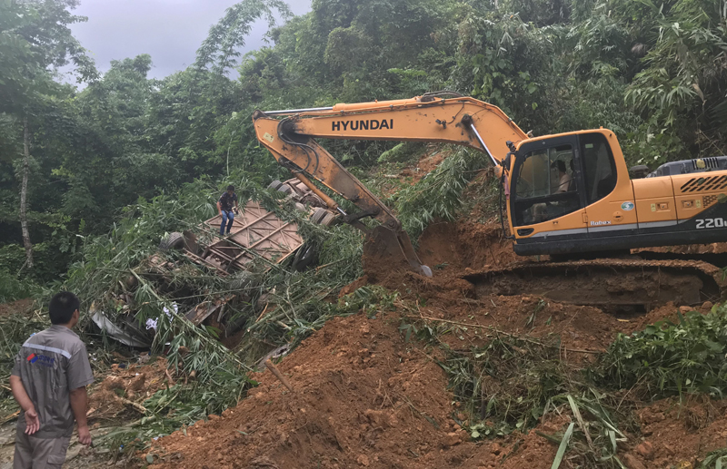 圖3 中國電建調用施工挖掘機施救.jpg