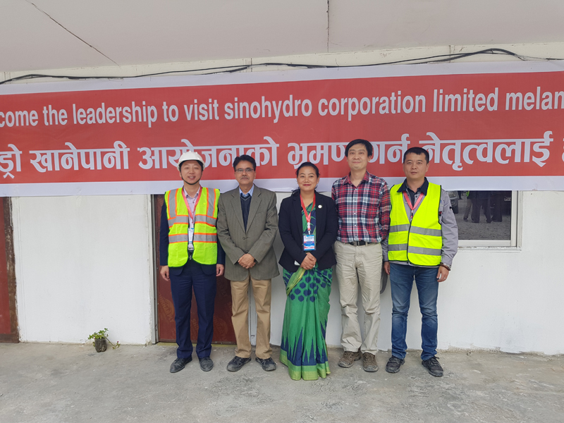 圖2 部長與業主項目部代表處人員合影.jpg