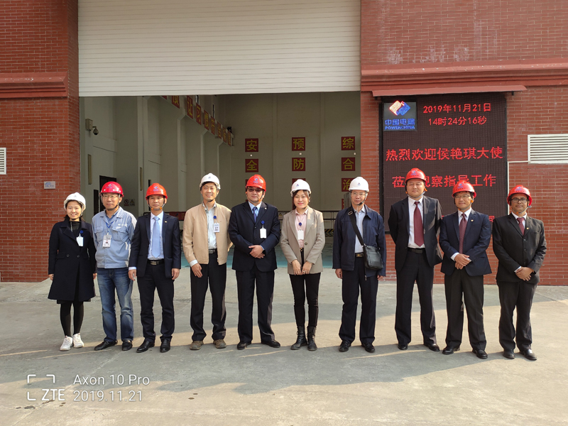 圖2 侯大使與集團(tuán)員工合影.jpg