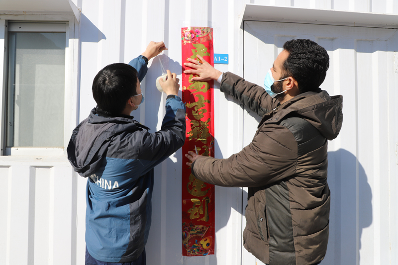 中、巴員工一起貼對聯 攝影：李可.JPG