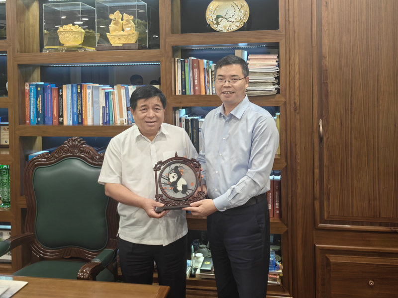 陳觀福拜會了越南計劃投資部部長阮志勇.jpg