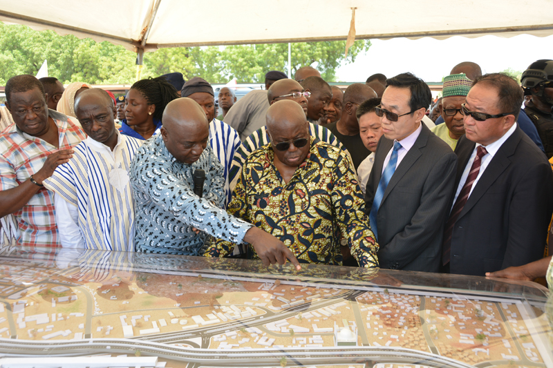 2019年4月10日,加納優(yōu)先基礎(chǔ)設(shè)施首個項目——塔馬利立交橋項目(即加納路橋項目LOT3標(biāo)段)舉行開工典禮,加納總統(tǒng)納納阿庫福-阿多、副總統(tǒng)馬哈茂德巴武米亞、加納駐華大使、公路部長等加方政府要員及中國駐加納大使王世廷、經(jīng)參處參贊柴之京、電建集團(tuán)副總經(jīng)理李燕明等出席典禮 (3).JPG