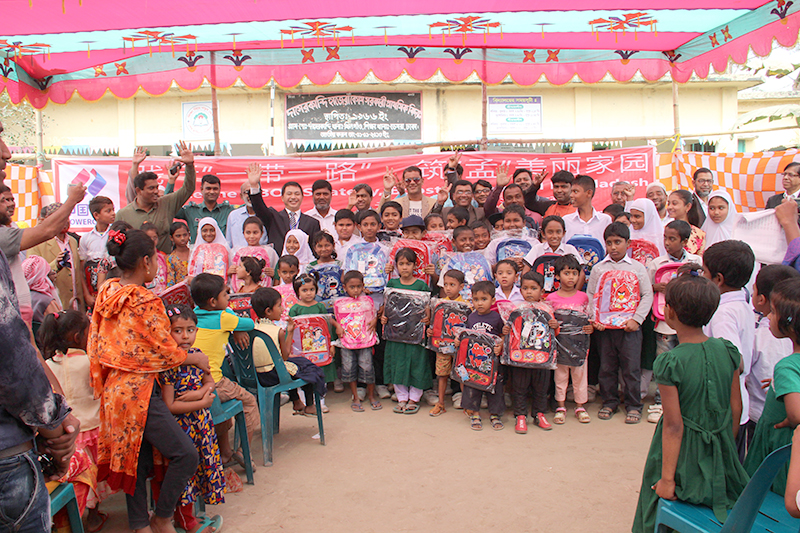 01 《“愛心溫暖世界”行動(dòng)》.jpg