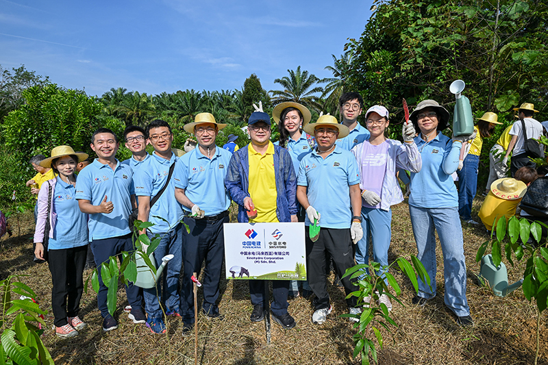 圖片2. 中國電建植樹合照.jpg