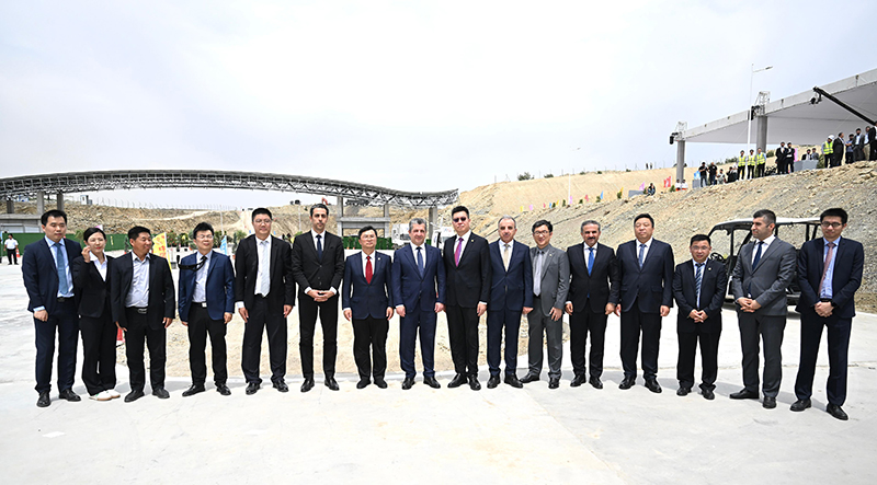 彭剛與伊拉克庫區總理馬斯羅爾·巴爾扎尼和Dabin集團主席阿拉茲·米爾汗出席水泥廠移交儀式.jpg